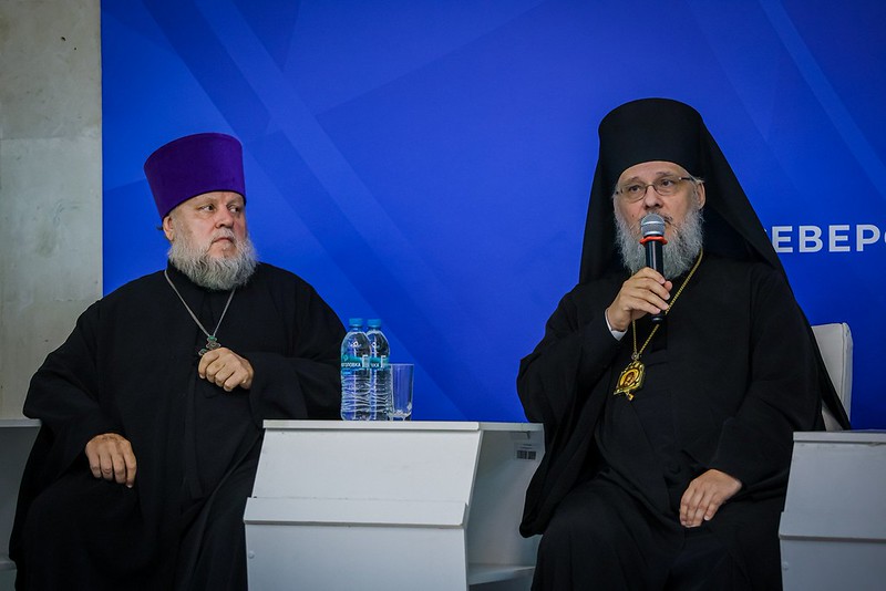 Епископ Николай выступает на съезде