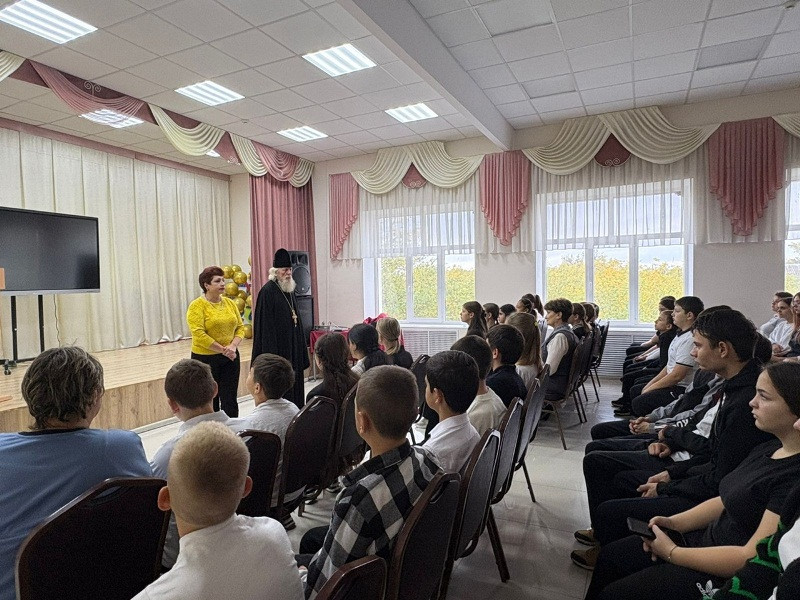 Настоятель храма Казанской иконы Божией Матери общался с учениками в ст. Подгорной