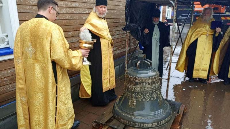 29 октября в Никольском соборе г. Георгиевска состоялось торжественное освящение и водружение колокола. По благословению епископа Георгиевского и Прасковейского Николая, освящение совершил настоятель собора архимандрит Симеон Холодков в сослужении духовенства Георгиевской епархии.