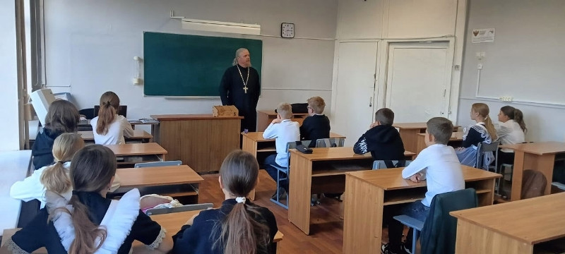 Иерей Сергий Роман провел беседу с учениками на тему «Подвиг Матерей» 1