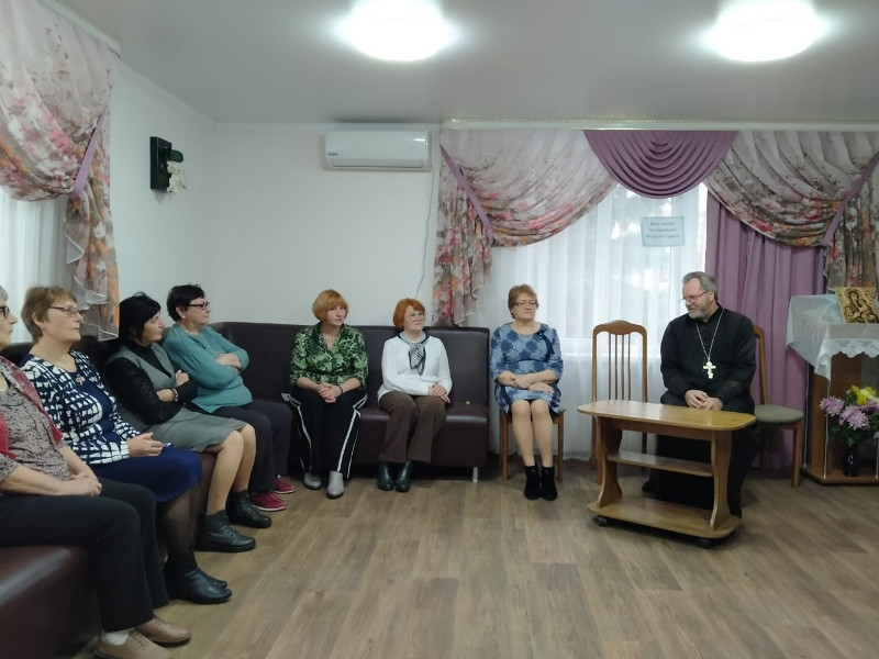 Священник храма Архистратига Божия Михаила с. Александровского иерей Олег Панасенко встретился с получателями социальных услуг