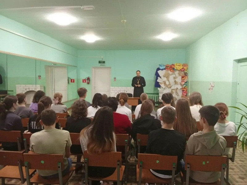 Священник посетил местную МОУ Сош №4 им. П. В. Лобанова в пос. Верхнестепной
