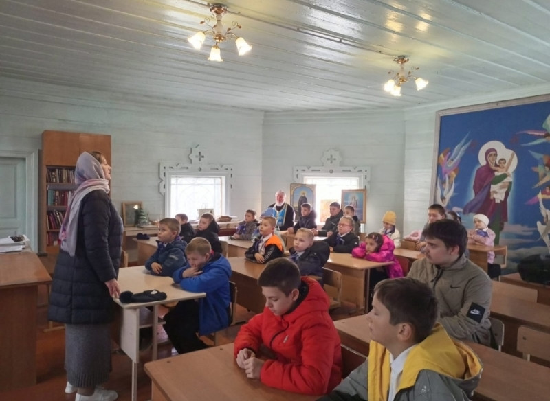 Учеников станицы Лысогорской пригласили в Храм Рождества Пресвятой Богородицы - Священник Михаил Силко поздравил ребят сразу с двумя праздниками