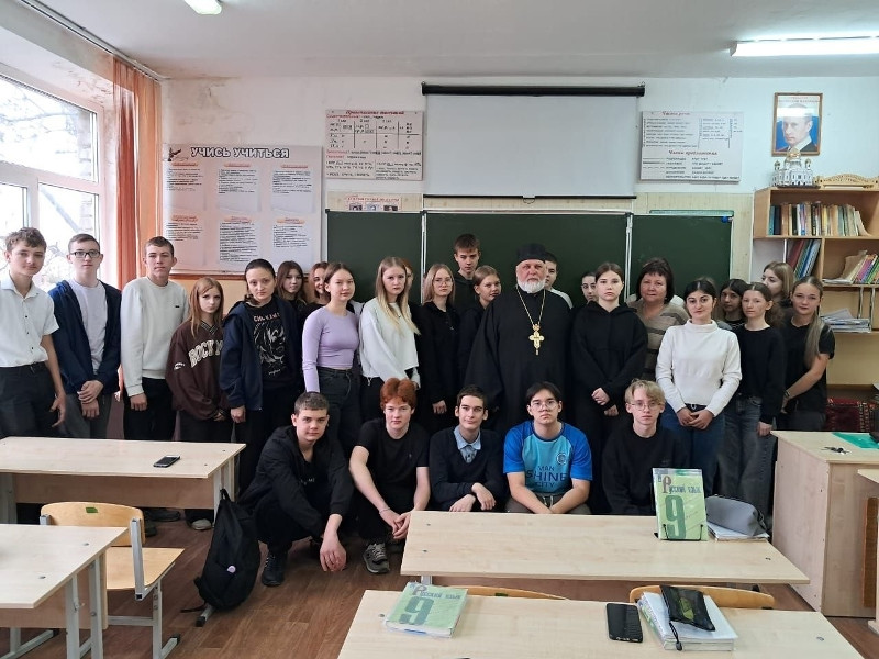 в МОУ СОШ№6 села Солдато-Александровского Георгиевской епархии прошла беседа, приуроченная к празднованию памяти Казанской иконы Божией Матери и государственному Дню Народного Единства