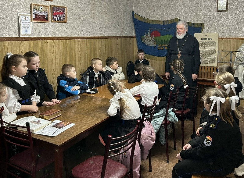 Кадетские классы причастились в храме станицы Лысогорской