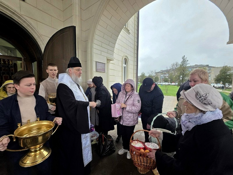 Епископ Георгиевский и Прасковейский Николай совершил освящение пасхальных куличей и яств
