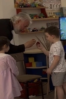 Игры и беседа с батюшкой в детском саду