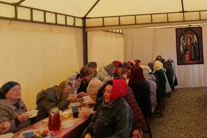 Первая масштабная поминальная трапеза прошла в станице Незлобной на Радоницу