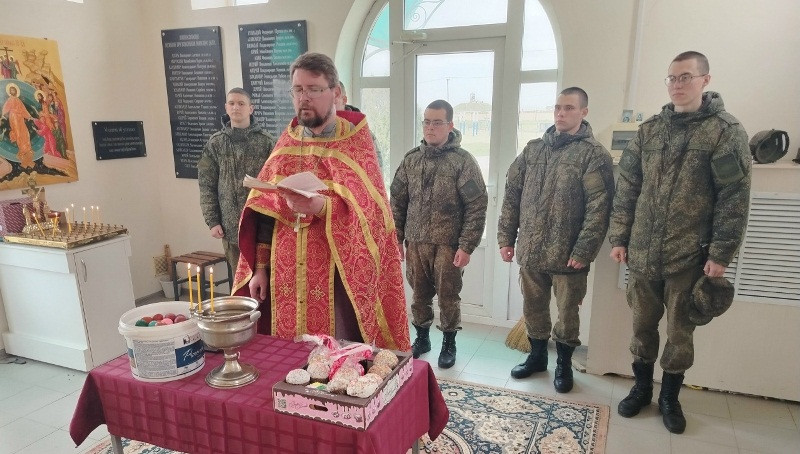 Священник отслужил молебен в воинском храме