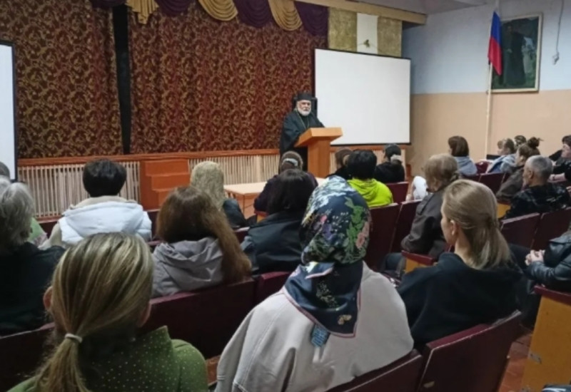 Священник принял участие в родительских собраниях школ