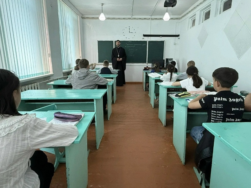 Священник провел беседу для учеников младших классов МОУ СОШ № 4 села Северного