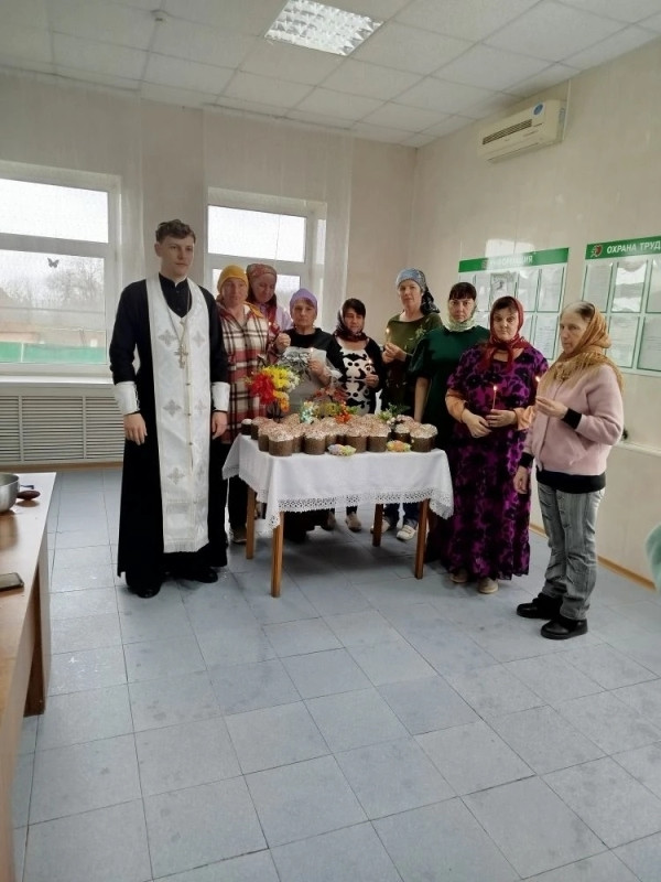 Священник совершил чин освящения пасхальных куличей в Круглолесском психоневрологическом интернате