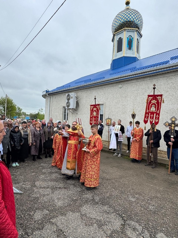 В храме Казанской иконы Божией Матери г. Зеленокумска прошёл Пасхальный Крестный ход