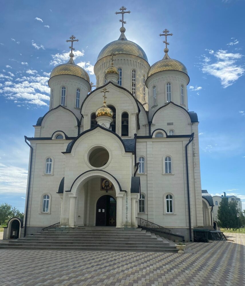 В День Святой Троицы (Пятидесятницы) Владыка Николай совершил Божественную литургию в Георгиевском соборе