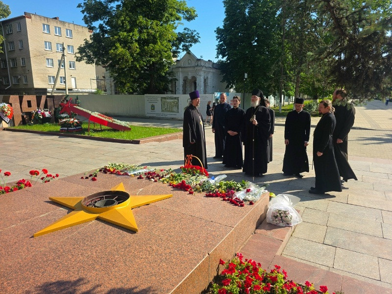 Епископ Николай возложил цветы к воинским мемориалам