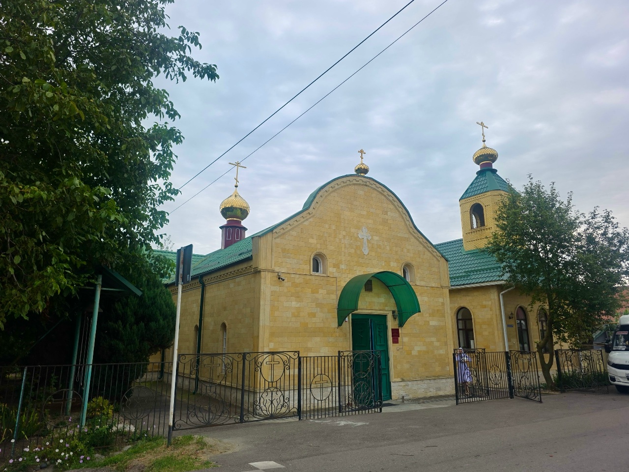 В день памяти перенесения из Едессы в Константинополь Нерукотворного Образа Господа Иисуса Христа Владыка Николай совершил Литургию в Никольском храме станицы Курской